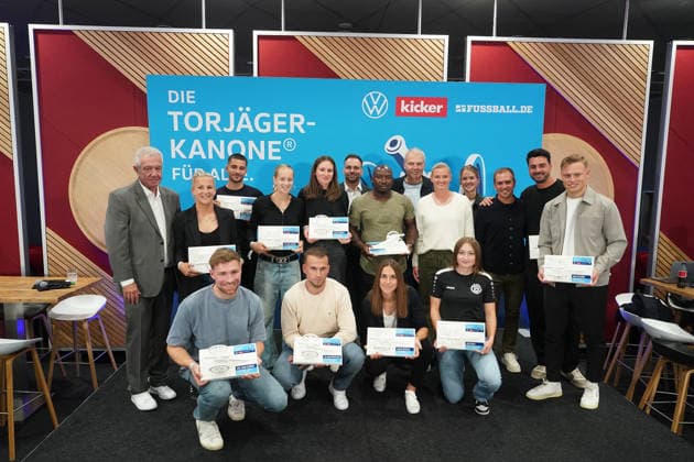 Preisträger der Torjägerkanone für Alle des Kicker und DFB mit Alexandra Popp und Philipp Lahm - München 01.10.2026: Deutschland vs. Serbien, UEFA Nations League, 3. Spieltag, Allianz Arena