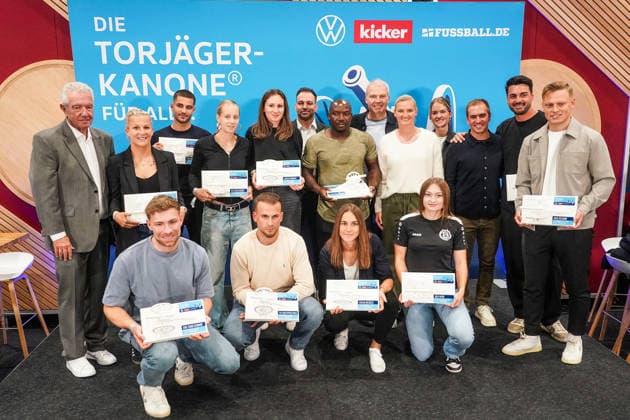 Preisträger der Torjägerkanone für Alle des Kicker und DFB mit Alexandra Popp und Philipp Lahm - München 01.10.2026: Deutschland vs. Serbien, UEFA Nations League, 3. Spieltag, Allianz Arena
