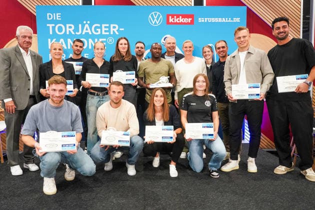 Preisträger der Torjägerkanone für Alle des Kicker und DFB mit Alexandra Popp und Philipp Lahm - München 01.10.2026: Deutschland vs. Serbien, UEFA Nations League, 3. Spieltag, Allianz Arena