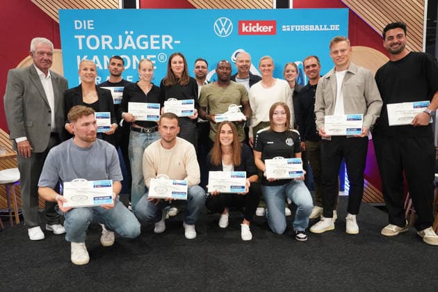 Preisträger der Torjägerkanone für Alle des Kicker und DFB mit Alexandra Popp und Philipp Lahm - München 01.10.2026: Deutschland vs. Serbien, UEFA Nations League, 3. Spieltag, Allianz Arena