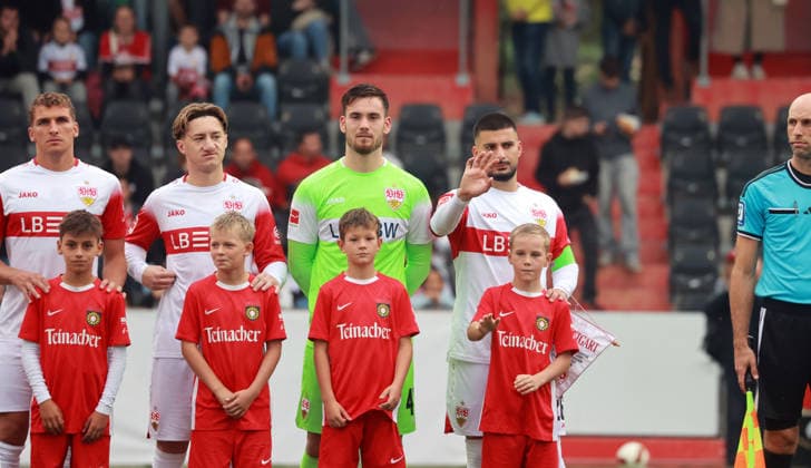01.10.26 VfB Stuttgart - SpVgg Greuther Fürth Deutschland, Großaspach, 01.10.2026, Fussball, Bundesliga, Saison 2026 2027, Testspiel, VfB Stuttgart - SpVgg Greuther Fürth: v.l. Grischa Prömel, Angelo Stiller, Dennis Seimen, Deniz Undav (alle VfB Stuttgart).
