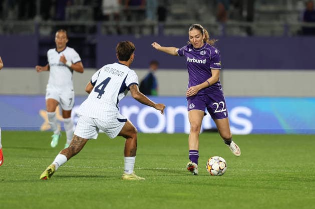 FK Austria Wien v FC Internazionale Milano - UEFA Women s Champions League 26 27 MD2 Modesta Uka of FK Austria Wien challenged by Samantha van Diemen of FC Internazionale Milano during the UEFA Women s Champions League Matchday 2 match between FK Austria Wien and FC Internazionale Milano at Franz-Horr-Stadion on October 1, 2026 in Vienna, Austria. Vienna Franz-Horr-Stadion Austria Copyright: xYigitxOerme PSxImagesxYigitxOerme PSxImagesx