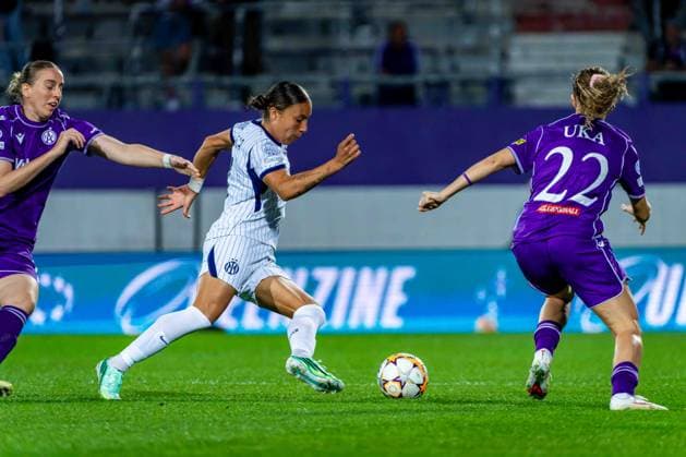 SOCCER - WCL, A.Wien vs Inter VIENNA,AUSTRIA,01.OCT.26 - SOCCER - UEFA Women s Champions League, FK Austria Wien vs FC Internationale Milano. Image shows Haley Bugeja (Inter) and Modesta Uka (A.Wien).  GEPAxpictures xKevinxHackner