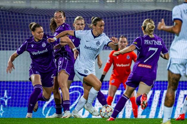 SOCCER - WCL, A.Wien vs Inter VIENNA,AUSTRIA,01.OCT.26 - SOCCER - UEFA Women s Champions League, FK Austria Wien vs FC Internationale Milano. Image shows Louise Schoeffel (A.Wien), Clarisse Le Bihan (Inter) and Elisa Pfattner (A.Wien).  GEPAxpictures xKevinxHackner