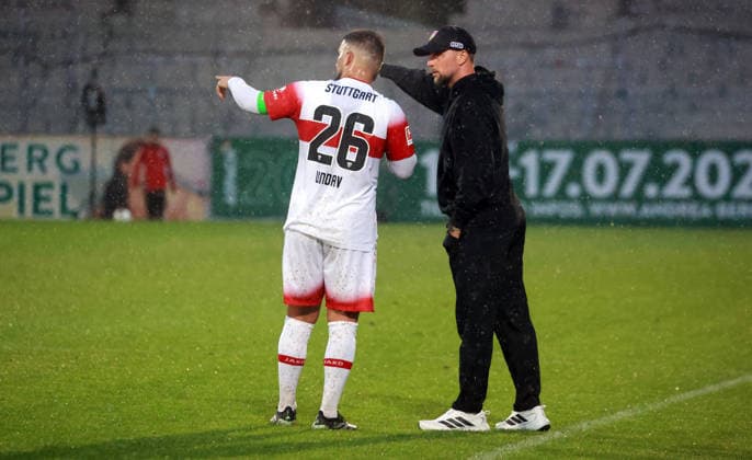 01.10.26 VfB Stuttgart - SpVgg Greuther Fürth Deutschland, Großaspach, 01.10.2026, Fussball, Bundesliga, Saison 2026 2027, Testspiel, VfB Stuttgart - SpVgg Greuther Fürth: v.l. Deniz Undav (VfB Stuttgart), Sebastian Hoeneß (Trainer VfB Stuttgart).