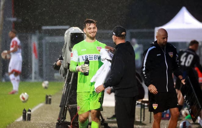 01.10.26 VfB Stuttgart - SpVgg Greuther Fürth Deutschland, Großaspach, 01.10.2026, Fussball, Bundesliga, Saison 2026 2027, Testspiel, VfB Stuttgart - SpVgg Greuther Fürth: v.l. Dennis Seimen (VfB Stuttgart), Sebastian Hoeneß (Trainer VfB Stuttgart).