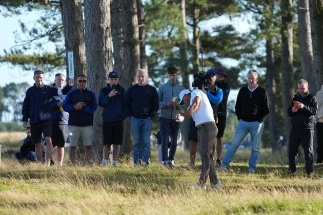 Brooks Koepka plays from the rough on the 9th hole Alfred Dunhill Links Championship, Round 1, Carnoustie Golf Links, Tayside, UK, Carnoustie Golf Links, Dundee, Tayside, Scotland - 01 Oct 2026Dundee Carnoustie Golf Links Tayside United Kingdom  Copyright: xStuartxWallace Shutterstockx 17180131ak