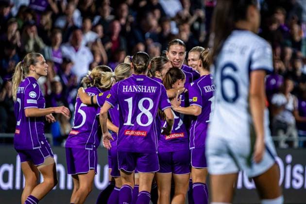 SOCCER - WCL, A.Wien vs Inter VIENNA,AUSTRIA,01.OCT.26 - SOCCER - UEFA Women s Champions League, FK Austria Wien vs FC Internationale Milano. Image shows the rejoicing of Verena Hanshaw (A.Wien) with their teammates and the disappointment of Masa Tomasevic (Inter).  GEPAxpictures xKevinxHackner