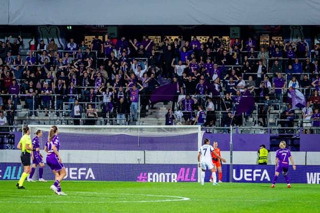 SOCCER - WCL, A.Wien vs Inter VIENNA,AUSTRIA,01.OCT.26 - SOCCER - UEFA Women s Champions League, FK Austria Wien vs FC Internationale Milano. Image shows the rejoicing of the fans of FK Austria Wien.  GEPAxpictures xKevinxHackner