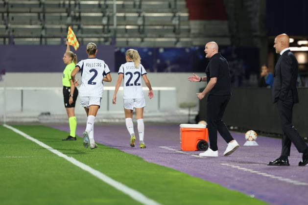 FK Austria Wien v FC Internazionale Milano - UEFA Women s Champions League 26 27 MD2 Head Coach of FK Austria Wien, Stefan Kenesei in action during the UEFA Women s Champions League Matchday 2 match between FK Austria Wien and FC Internazionale Milano at Franz-Horr-Stadion on October 1, 2026 in Vienna, Austria. Vienna Franz-Horr-Stadion Austria Copyright: xYigitxOerme PSxImagesxYigitxOerme PSxImagesx