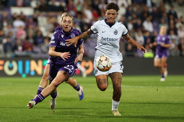 FK Austria Wien v FC Internazionale Milano - UEFA Women s Champions League 26 27 MD2 Modesta Uka of FK Austria Wien in action with Samantha van Diemen of FC Internazionale Milano during the UEFA Women s Champions League Matchday 2 match between FK Austria Wien and FC Internazionale Milano at Franz-Horr-Stadion on October 1, 2026 in Vienna, Austria. Vienna Franz-Horr-Stadion Austria Copyright: xYigitxOerme PSxImagesxYigitxOerme PSxImagesx