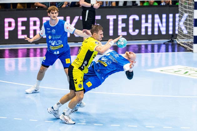 01.10.2026, GER, Handball, Maenner, Saison 26 27, Opel 1.Bl, 7.Spieltag, ThSV Eisenach - TVB Stuttgart Simone Mengon (TVB Stuttgart), Peter Walz (ThSV Eisenach,14) 99817 Eisenach Werner-Assmann-Halle Am Sportp Thueringen Deutschland