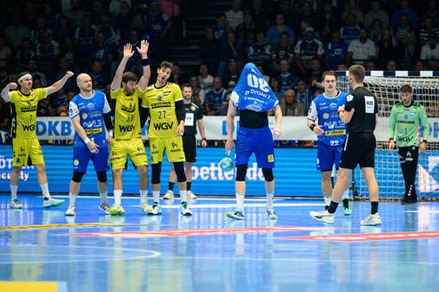 Dominik Solak (ThSV Eisenach, 30) mit dem Trikot ueber dem Kopf. Peter Walz (ThSV Eisenach, 14), Malte Donker (TVB Stuttgart, 39), Philipp Meyer (TVB Stuttgart, 27), Mateusz Kornecki (TVB Stuttgart, 01), Felix Aellen (ThSV Eisenach, 22), Kasper Thorsen Lien (TVB Stuttgart, 07) GER, ThSV Eisenach gegen TVB Stuttgart, 1. Opel Handballbundesliga, Handball, 7. Spieltag, Saison 2026 2027, 19.00 Uhr, 01.10.2026 GER, ThSV Eisenach gegen TVB Stuttgart, 1. Opel Handballbundesliga, Handball, 7. Spieltag, Saison 2026 2027, 19.00 Uhr, 01.10.2026 Eisenach Copyright: xMartinxHerbstx