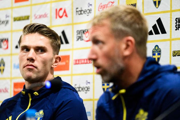 261001 Viktor Gyökeres and head coach Graham Potter of Sweden of the Swedish men s national football team at a press conference, PK, Pressekonferenz on October 1, 2026 in Sarajevo. Photo: Ludvig Thunman BILDBYRAN kod LT LT0822 fotboll football soccer fotball nations league uefa nations league presskonferens press conference sverige sweden sverige a bbeng fotboll football soccer fotball nations league uefa nations league presskonferens press conference sverige sweden sverige a bbeng Copyright: LUDVIGxTHUNMAN BB261001LT001
