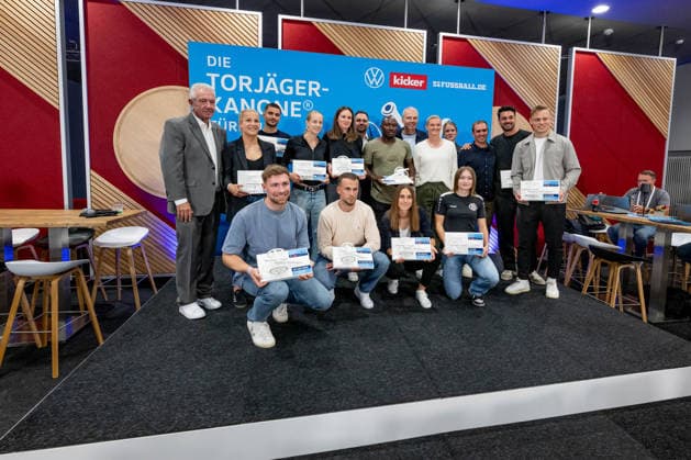 Philipp Lahm (Fussballer, Weltmeister 2014) und Alexandra Popp (Fussballerin, Olympiasiegerin) bei der Ehrung der besten Goalgetter im Deutschen Amateurfussball in der Volkswagen VW Media Loungemit dem Motto Torjaegerkanone fuer alle mit allen Gewinnern GER, Deutschland vs. Serbien, Fussball, UEFA Nations League, Ligaphase Liga A, 3. Spieltag, Spielzeit 2026 2027, 01.10.2026 (DFL DFB REGULATIONS PROHIBIT ANY USE OF PHOTOGRAPHS as IMAGE SEQUENCES and or QUASI-VIDEO). Foto: HMB Media Heike Feiner Copyright: HMBxMedia HeikexFeiner