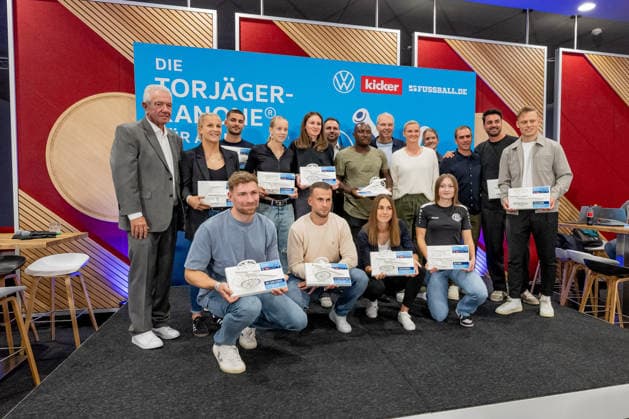Philipp Lahm (Fussballer, Weltmeister 2014) und Alexandra Popp (Fussballerin, Olympiasiegerin) bei der Ehrung der besten Goalgetter im Deutschen Amateurfussball in der Volkswagen VW Media Loungemit dem Motto Torjaegerkanone fuer alle mit allen Gewinnern GER, Deutschland vs. Serbien, Fussball, UEFA Nations League, Ligaphase Liga A, 3. Spieltag, Spielzeit 2026 2027, 01.10.2026 (DFL DFB REGULATIONS PROHIBIT ANY USE OF PHOTOGRAPHS as IMAGE SEQUENCES and or QUASI-VIDEO). Foto: HMB Media Heike Feiner Copyright: HMBxMedia HeikexFeiner