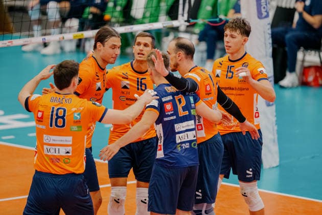VOLLEYBALL - Coppa Pallavolo Senza Confini HARTBERG,AUSTRIA,01.OCT.26 - VOLLEYBALL - Coppa Pallavolo Senza Confini, VfB Friedrichshafen vs ACH Volley Ljubljana. Image shows the rejoicing of Ljubljana.  GEPAxpictures xRomanxKoenigshofer