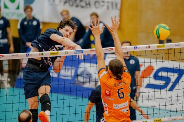 VOLLEYBALL - Coppa Pallavolo Senza Confini HARTBERG,AUSTRIA,01.OCT.26 - VOLLEYBALL - Coppa Pallavolo Senza Confini, VfB Friedrichshafen vs ACH Volley Ljubljana. Image shows Gustavo Maciel (Friedrichshafen) and Rok Jeroncic (Ljubljana).  GEPAxpictures xRomanxKoenigshofer