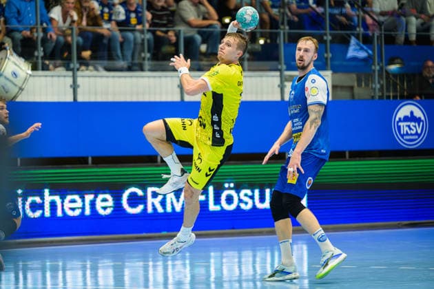 Simone Mengon (TVB Stuttgart, 15), Dominik Solak (ThSV Eisenach, 30) GER, ThSV Eisenach gegen TVB Stuttgart, 1. Opel Handballbundesliga, Handball, 7. Spieltag, Saison 2026 2027, 19.00 Uhr, 01.10.2026 GER, ThSV Eisenach gegen TVB Stuttgart, 1. Opel Handballbundesliga, Handball, 7. Spieltag, Saison 2026 2027, 19.00 Uhr, 01.10.2026 Eisenach Copyright: xMartinxHerbstx