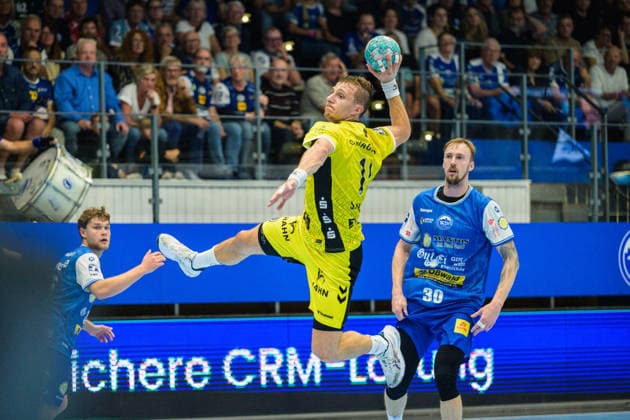 Simone Mengon (TVB Stuttgart, 15), Dominik Solak (ThSV Eisenach, 30) GER, ThSV Eisenach gegen TVB Stuttgart, 1. Opel Handballbundesliga, Handball, 7. Spieltag, Saison 2026 2027, 19.00 Uhr, 01.10.2026 GER, ThSV Eisenach gegen TVB Stuttgart, 1. Opel Handballbundesliga, Handball, 7. Spieltag, Saison 2026 2027, 19.00 Uhr, 01.10.2026 Eisenach Copyright: xMartinxHerbstx