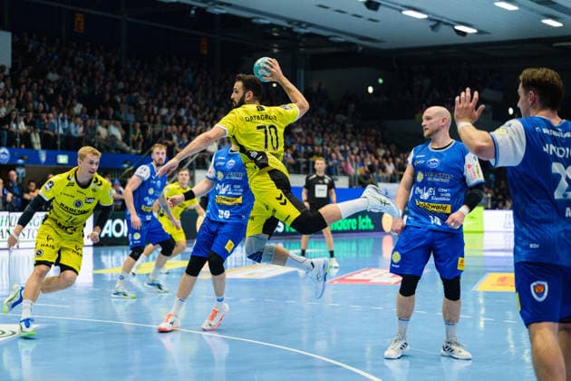 Mohamed Amine Darmoul (TVB Stuttgart, 70) bricht durch die Abwehr des ThSV Eisenach. Tillman Leu (ThSV Eisenach, 99), Peter Walz (ThSV Eisenach, 14), Felix Aellen (ThSV Eisenach, 22), Torben Matzken (TVB Stuttgart, 22), Dominik Solak (ThSV Eisenach, 30) GER, ThSV Eisenach gegen TVB Stuttgart, 1. Opel Handballbundesliga, Handball, 7. Spieltag, Saison 2026 2027, 19.00 Uhr, 01.10.2026 GER, ThSV Eisenach gegen TVB Stuttgart, 1. Opel Handballbundesliga, Handball, 7. Spieltag, Saison 2026 2027, 19.00 Uhr, 01.10.2026 Eisenach Copyright: xMartinxHerbstx