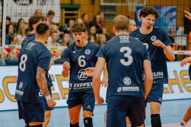 VOLLEYBALL - Coppa Pallavolo Senza Confini HARTBERG,AUSTRIA,01.OCT.26 - VOLLEYBALL - Coppa Pallavolo Senza Confini, VfB Friedrichshafen vs ACH Volley Ljubljana. Image shows the rejoicing of German Gomez (Friedrichshafen) and his team.  GEPAxpictures xRomanxKoenigshofer