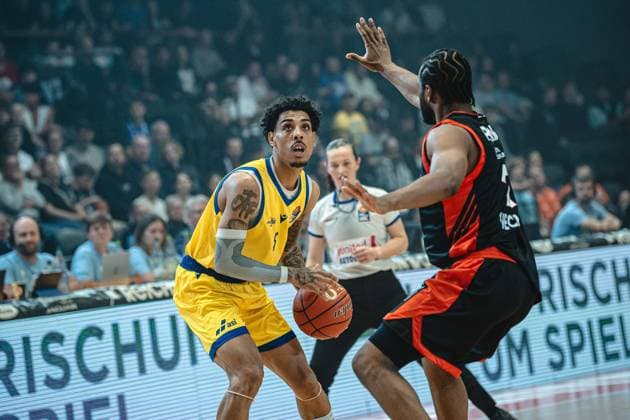 easycredit BBL Basketball Bundesliga 2026 2027 Nachholspiel 1. Spieltag Science City Jena vs RASTA Vechta am 01.10.2026 v.li. Terrence Edwards JR. (Jena) am Ball gegen Pandi Lloyd (Vechta) Sparkassen Arena