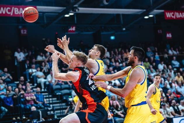 easycredit BBL Basketball Bundesliga 2026 2027 Nachholspiel 1. Spieltag Science City Jena vs RASTA Vechta am 01.10.2026 Im Reboundduell v.li. Lars Thiemann (Vechta) gegen Lorenz Bank (Jena) Sparkassen Arena