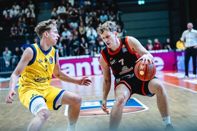easycredit BBL Basketball Bundesliga 2026 2027 Nachholspiel 1. Spieltag Science City Jena vs RASTA Vechta am 01.10.2026 v.re. am Ball Peter Hemschemeier (Vechta) gegen Raphael Falkenthal (Jena) Sparkassen Arena
