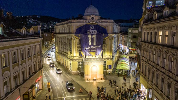 Bosnian football player Edin Dzeko retire from national team, Nationalteam SARAJEVO, BOSNIA AND HERZEGOVINA - OCTOBER 1: A giant national team jersey bearing the name and number of Bosnia and Herzegovina captain Edin Dzeko is displayed in Sarajevo ahead of the legendary striker s farewell match for the national team in Sarajevo, Bosnia and Herzegovina on October 1, 2026. Samir Jordamovic Anadolu Sarajevo Bosnia and Herzegovina. Editorial use only. Please get in touch for any other usage.  Copyright: x2026xAnadoluxSamirxJordamovicx