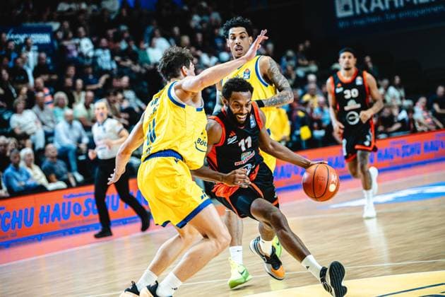 easycredit BBL Basketball Bundesliga 2026 2027 Nachholspiel 1. Spieltag Science City Jena vs RASTA Vechta am 01.10.2026 v.re. Matt Lewis (Vechta) am Ball gegen Kristofer Krause (Jena) Sparkassen Arena