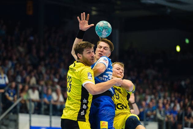Malte Donker (TVB Stuttgart, 39), Oskar Joelsson (ThSV Eisenach, 03), Linus Schmid (TVB Stuttgart, 19) GER, ThSV Eisenach gegen TVB Stuttgart, 1. Opel Handballbundesliga, Handball, 7. Spieltag, Saison 2026 2027, 19.00 Uhr, 01.10.2026 GER, ThSV Eisenach gegen TVB Stuttgart, 1. Opel Handballbundesliga, Handball, 7. Spieltag, Saison 2026 2027, 19.00 Uhr, 01.10.2026 Eisenach Copyright: xMartinxHerbstx