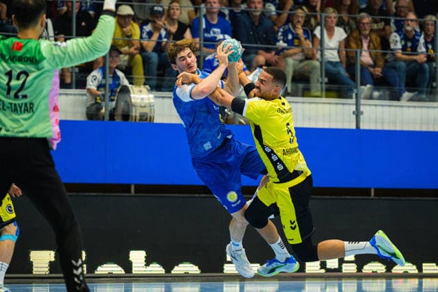 Stephan Seitz (ThSV Eisenach, 44), Mohamed Essam Moustafa El-Tayar (TVB Stuttgart, 12), Philipp Ahouansou (TVB Stuttgart, 05) GER, ThSV Eisenach gegen TVB Stuttgart, 1. Opel Handballbundesliga, Handball, 7. Spieltag, Saison 2026 2027, 19.00 Uhr, 01.10.2026 GER, ThSV Eisenach gegen TVB Stuttgart, 1. Opel Handballbundesliga, Handball, 7. Spieltag, Saison 2026 2027, 19.00 Uhr, 01.10.2026 Eisenach Copyright: xMartinxHerbstx