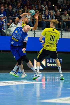 Peter Walz (ThSV Eisenach, 14), Philipp Ahouansou (TVB Stuttgart, 05), Linus Schmid (TVB Stuttgart, 19) GER, ThSV Eisenach gegen TVB Stuttgart, 1. Opel Handballbundesliga, Handball, 7. Spieltag, Saison 2026 2027, 19.00 Uhr, 01.10.2026 GER, ThSV Eisenach gegen TVB Stuttgart, 1. Opel Handballbundesliga, Handball, 7. Spieltag, Saison 2026 2027, 19.00 Uhr, 01.10.2026 Eisenach Copyright: xMartinxHerbstx