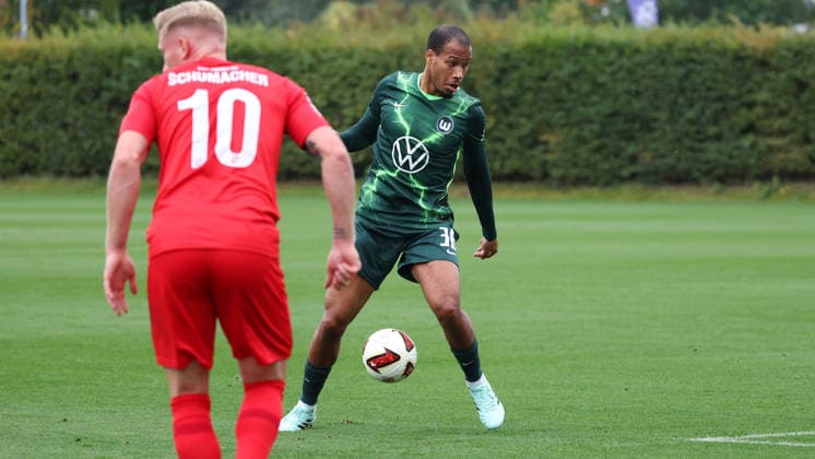 VfL vs Havelse, Testspiel Wolfsburg, 01.10.2026, Fußball, Herren, Saison 2026 2027, Testspiel, VfL Wolfsburg vs. TSV Havelse, Aster Vranckx (VfL Wolfsburg) Deutschland