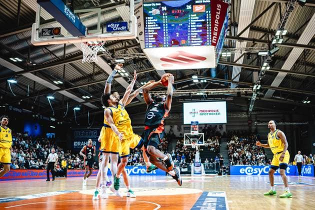 easycredit BBL Basketball Bundesliga 2026 2027 Nachholspiel 1. Spieltag Science City Jena vs RASTA Vechta am 01.10.2026 v.re. beim Zug zum Korb Armann Franklin (Vechta) gegen Isaiah Moses (Jena) Sparkassen Arena