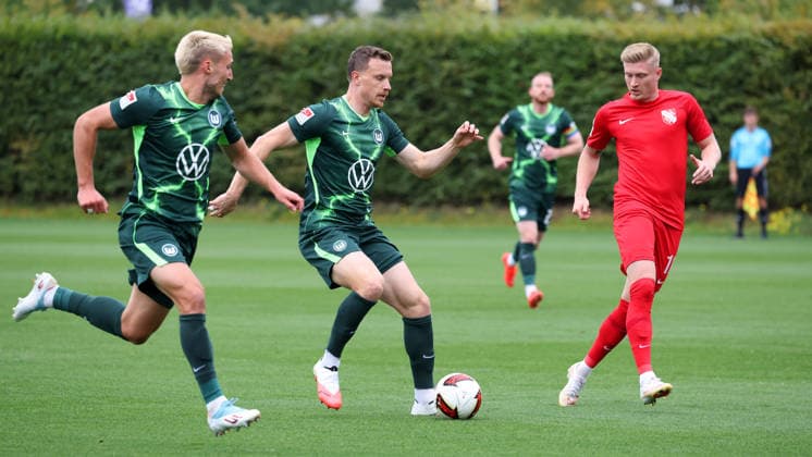 VfL vs Havelse, Testspiel Wolfsburg, 01.10.2026, Fußball, Herren, Saison 2026 2027, Testspiel, VfL Wolfsburg vs. TSV Havelse, Kilian Fischer (VfL Wolfsburg), Yannick Gerhardt (VfL Wolfsburg) Deutschland