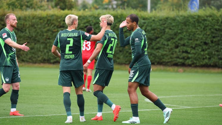 VfL vs Havelse, Testspiel Wolfsburg, 01.10.2026, Fußball, Herren, Saison 2026 2027, Testspiel, VfL Wolfsburg vs. TSV Havelse, Muhammed Damar (VfL Wolfsburg) jubelt mit Mannschaftskollegen nach seinem Tor zum 2:0 Deutschland
