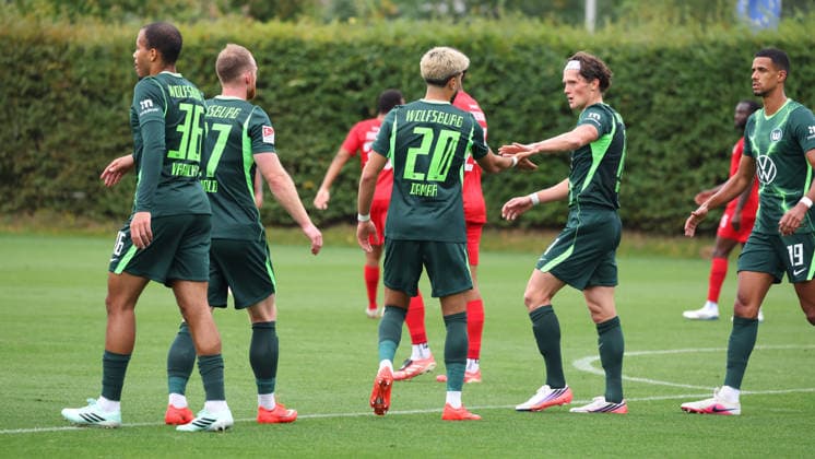 VfL vs Havelse, Testspiel Wolfsburg, 01.10.2026, Fußball, Herren, Saison 2026 2027, Testspiel, VfL Wolfsburg vs. TSV Havelse, Muhammed Damar (VfL Wolfsburg) jubelt mit Mannschaftskollegen nach seinem Tor zum 2:0 Deutschland