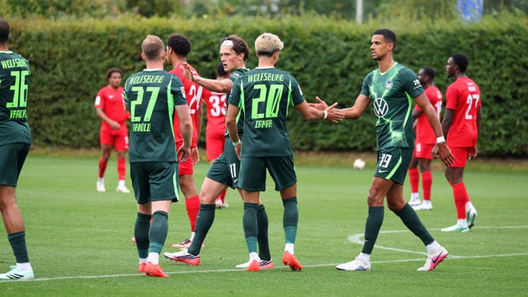 VfL vs Havelse, Testspiel Wolfsburg, 01.10.2026, Fußball, Herren, Saison 2026 2027, Testspiel, VfL Wolfsburg vs. TSV Havelse, Muhammed Damar (VfL Wolfsburg) jubelt mit Mannschaftskollegen nach seinem Tor zum 2:0 Deutschland