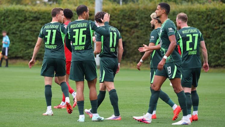 VfL vs Havelse, Testspiel Wolfsburg, 01.10.2026, Fußball, Herren, Saison 2026 2027, Testspiel, VfL Wolfsburg vs. TSV Havelse, Muhammed Damar (VfL Wolfsburg) jubelt mit Mannschaftskollegen nach seinem Tor zum 2:0 Deutschland