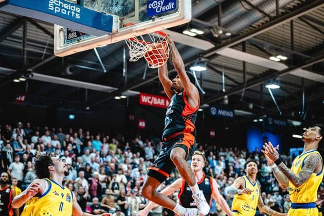 easycredit BBL Basketball Bundesliga 2026 2027 Nachholspiel 1. Spieltag Science City Jena vs RASTA Vechta am 01.10.2026 Armaan Franklin (Vechta) mit dem krachenden Dunking, links Isaiah Moses kann nur zuschauen Sparkassen Arena