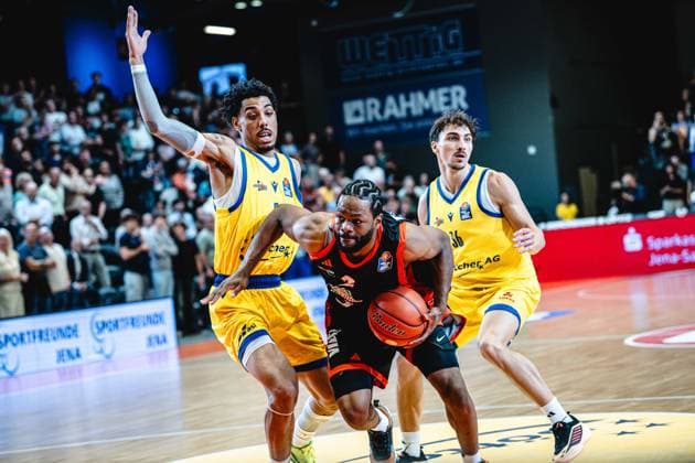 easycredit BBL Basketball Bundesliga 2026 2027 Nachholspiel 1. Spieltag Science City Jena vs RASTA Vechta am 01.10.2026 Lloyd Pandi (Vechta) am Ball gegen Terrence Edwards JR (Jena) Sparkassen Arena