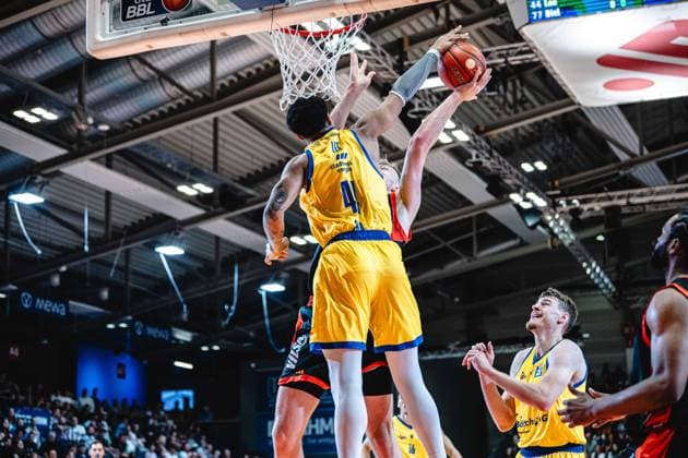 easycredit BBL Basketball Bundesliga 2026 2027 Nachholspiel 1. Spieltag Science City Jena vs RASTA Vechta am 01.10.2026 Ira Lee (Jena) blockt Lars Thiemann (Vechta) sauber weg Sparkassen Arena