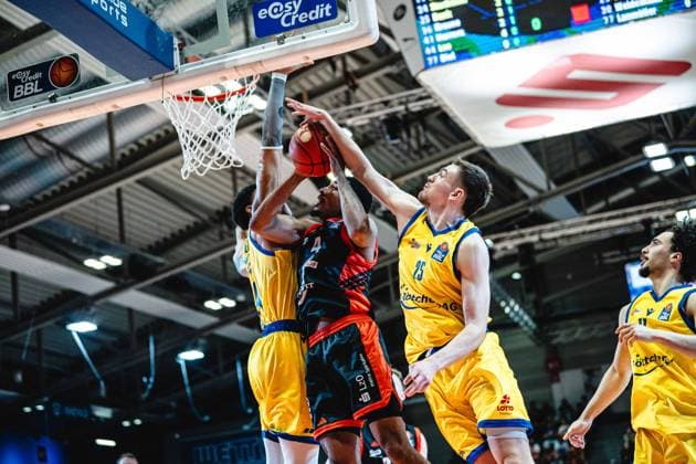 easycredit BBL Basketball Bundesliga 2026 2027 Nachholspiel 1. Spieltag Science City Jena vs RASTA Vechta am 01.10.2026 v.re. Lorenz Bank (Jena) blockt Armaan Franklin (Vechta) Sparkassen Arena