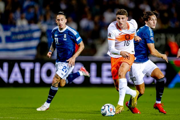 THESSALONIKI - Griekenland defender Kostas Tsimikas, Nederland midfielder Guus Til, during the UEFA Nations League match between Griekenland and Nederland at Toumba Stadion on 1 October 2026 in Thessaloniki, Griekenland. (Photo by DeFodi Images) -