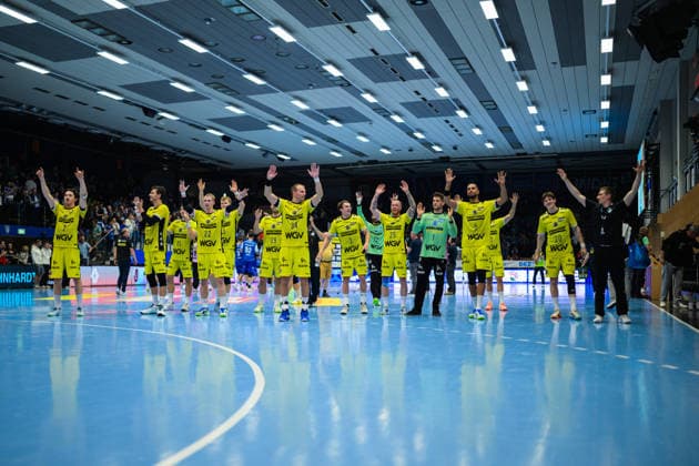 Der TVB Stuttgart jubelt zu seinen mitgereisten Fans. GER, ThSV Eisenach gegen TVB Stuttgart, 1. Opel Handballbundesliga, Handball, 7. Spieltag, Saison 2026 2027, 19.00 Uhr, 01.10.2026 GER, ThSV Eisenach gegen TVB Stuttgart, 1. Opel Handballbundesliga, Handball, 7. Spieltag, Saison 2026 2027, 19.00 Uhr, 01.10.2026 Eisenach Copyright: xMartinxHerbstx
