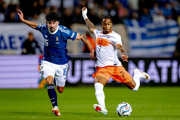 THESSALONIKI - Griekenland midfielder Thanasis Androutsos, Nederland forward Crysencio Summerville during the UEFA Nations League match between Griekenland and Nederland at Toumba Stadion on 1 October 2026 in Thessaloniki, Griekenland. (Photo by DeFodi Images) -