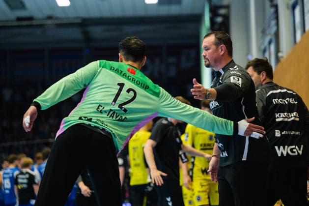 Misha Kaufmann (TVB Stuttgart, Trainer) und Mohamed Essam Moustafa El-Tayar (TVB Stuttgart, 12) klatschen sich kurz vor Abpfiff nochmal ab. GER, ThSV Eisenach gegen TVB Stuttgart, 1. Opel Handballbundesliga, Handball, 7. Spieltag, Saison 2026 2027, 19.00 Uhr, 01.10.2026 GER, ThSV Eisenach gegen TVB Stuttgart, 1. Opel Handballbundesliga, Handball, 7. Spieltag, Saison 2026 2027, 19.00 Uhr, 01.10.2026 Eisenach Copyright: xMartinxHerbstx