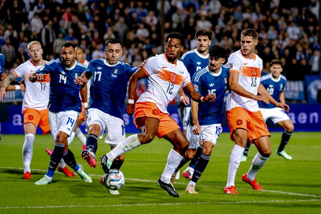 THESSALONIKI - Nederland defender JurriÃ«n Timber, Griekenland defender Manolis Saliakas, Griekenland midfielder Thanasis Androutsos, Nederland defender Micky van de Ven during the UEFA Nations League match between Griekenland and Nederland at Toumba Stadion on 1 oktober 2026 in Thessaloniki, Griekenland. (Photo by DeFodi Images) -